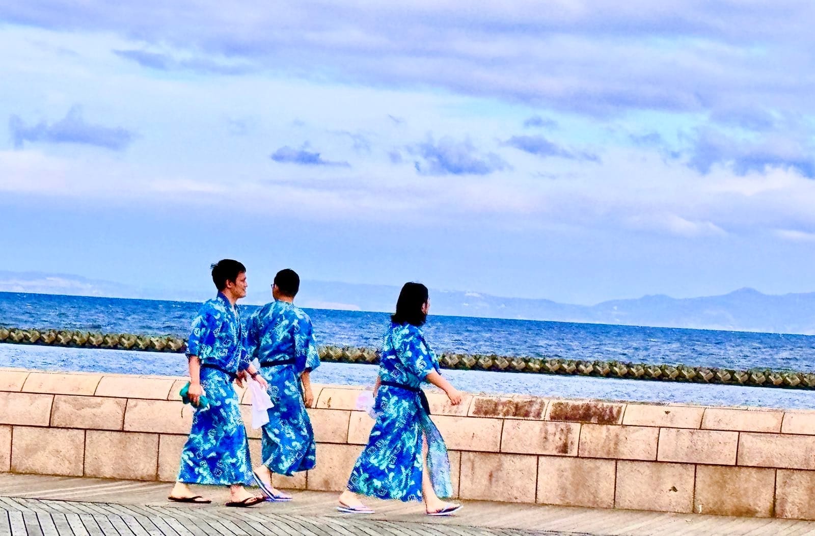 穿着浴衣在指宿海边散步