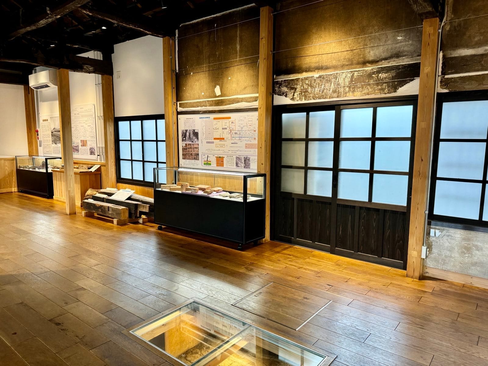 透过玻璃地面观察地下遗构的展示室