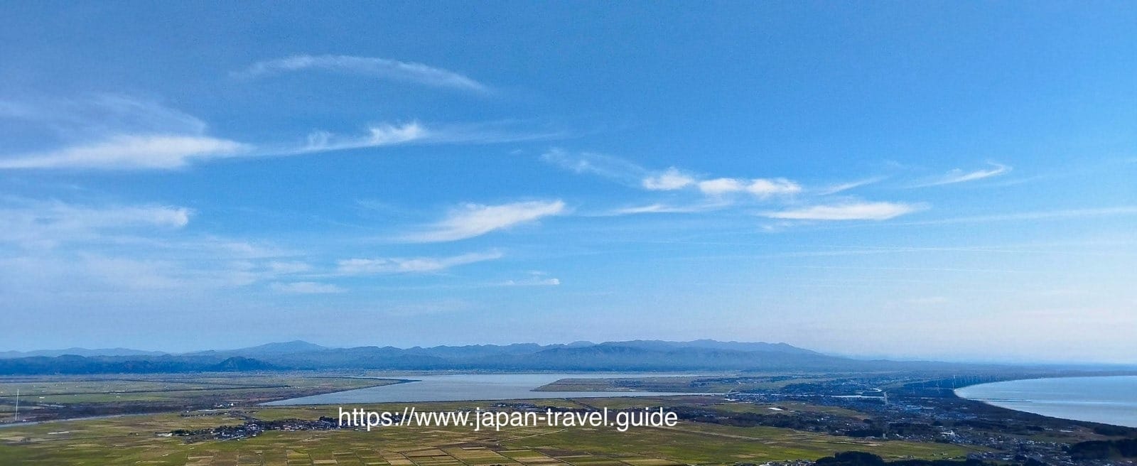 从寒风山眺望海岸、湖泊与平原