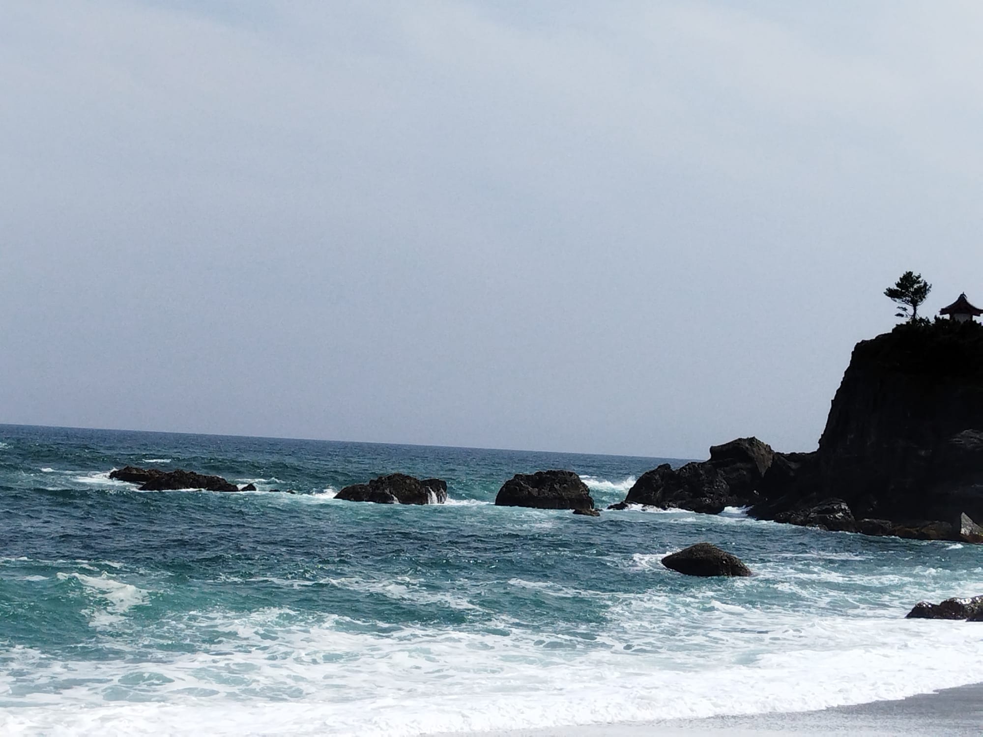 桂滨海岸拍打礁石的海浪