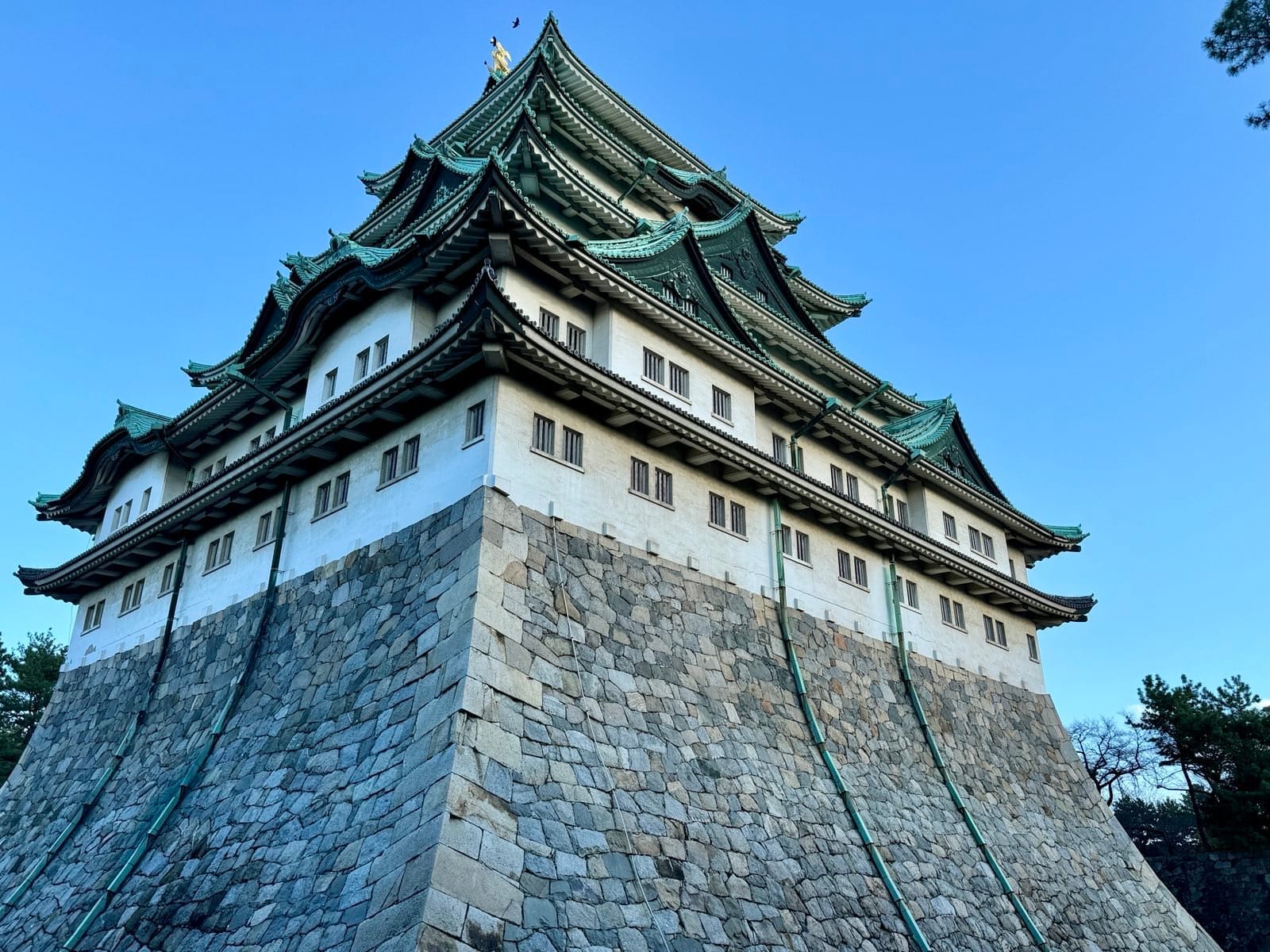 石垣上耸立的名古屋城天守