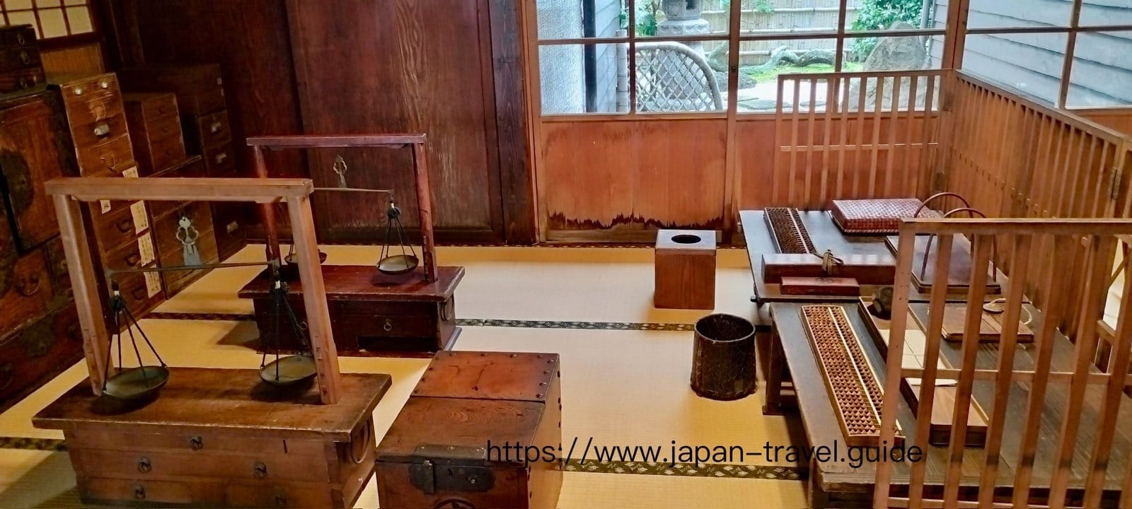 本间家旧本邸别馆内的老式秤具