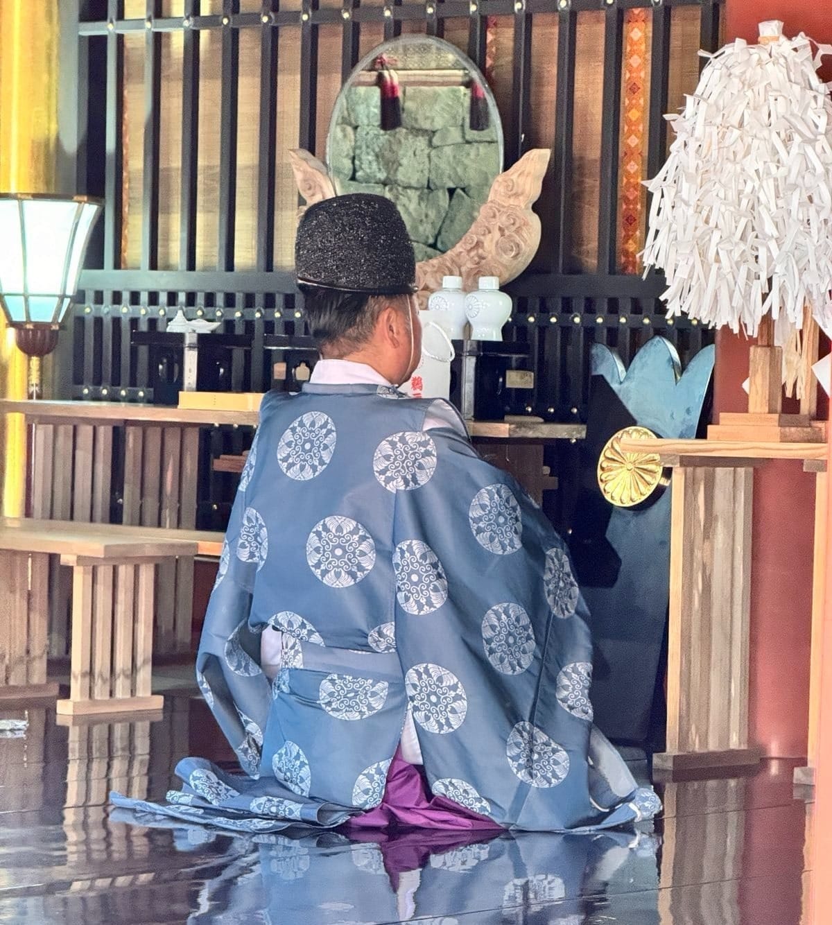 神社中身着祭仪服装的神职人员