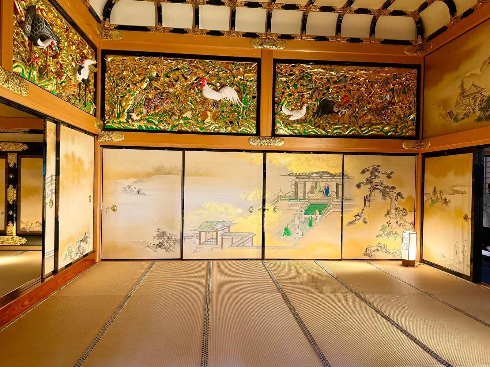 上洛殿内层次丰富的装饰