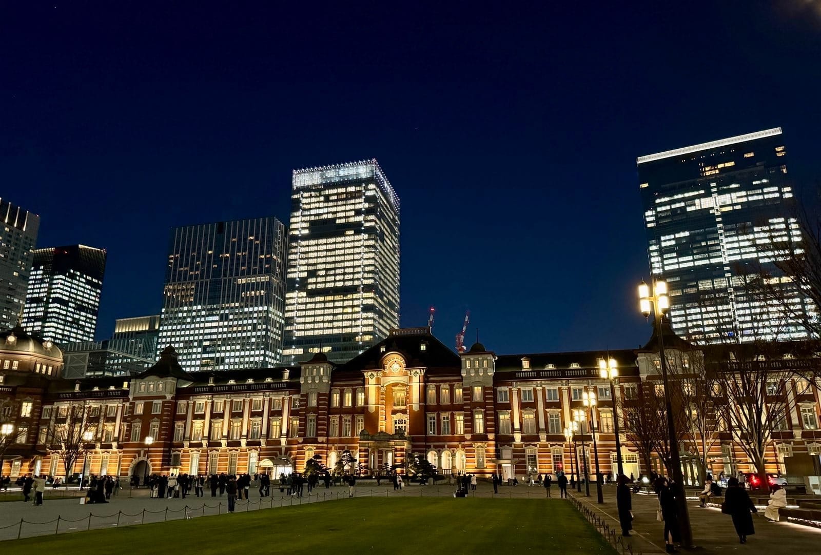 夜晚东京站丸之内站房与周围高楼