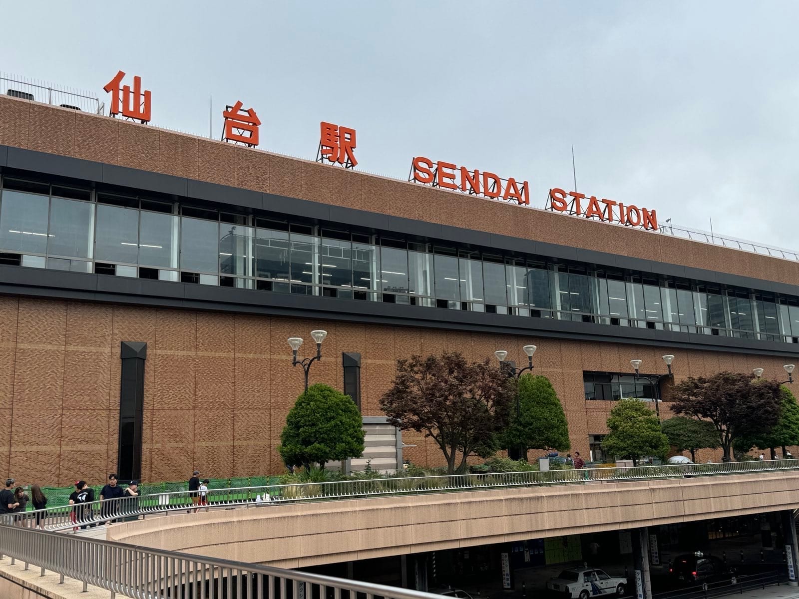 仙台站的正面站房与站前平台