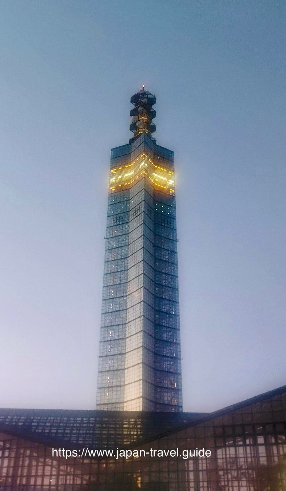 秋田港高塔的夜间灯光