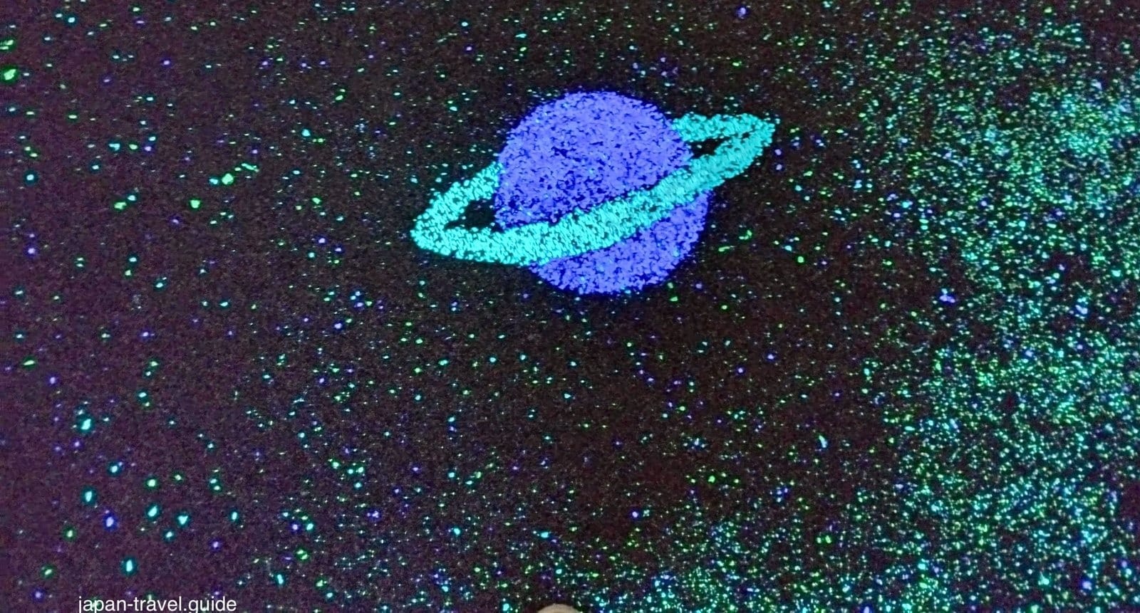 空中庭园观景步道上发光的星球图案