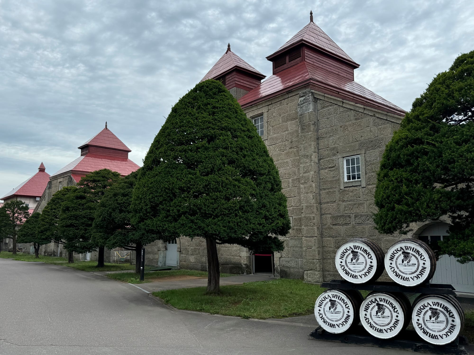 石砌厂房与酒桶展示
