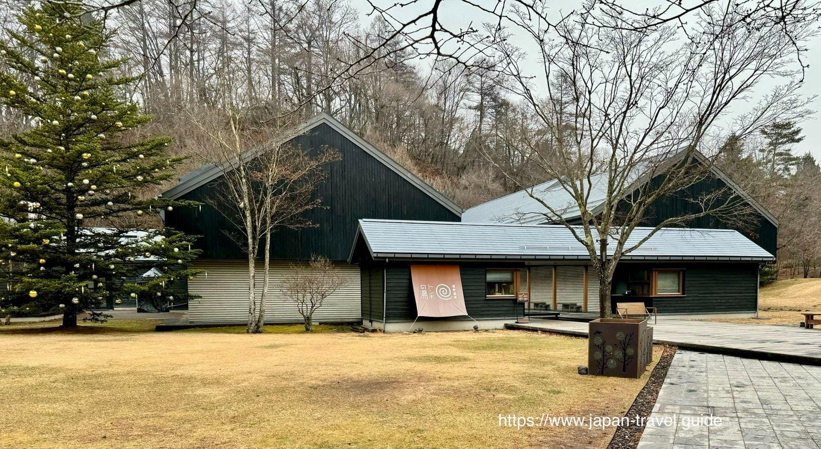 星野温泉蜻蜓之汤的建筑与草坪
