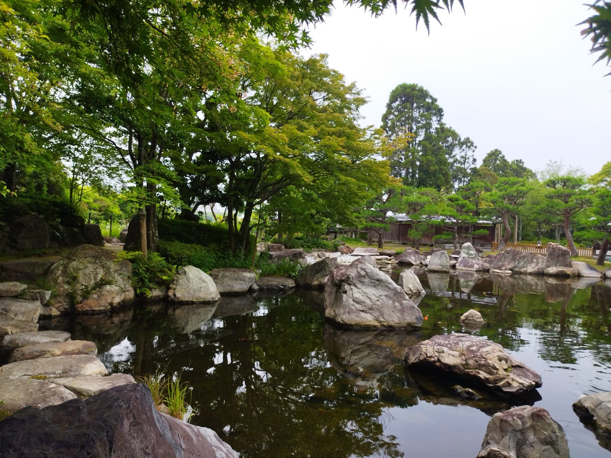 二之丸史迹庭园的池塘与石景