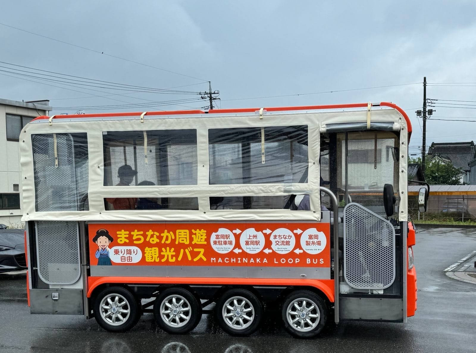 雨天行驶的市区周游小巴