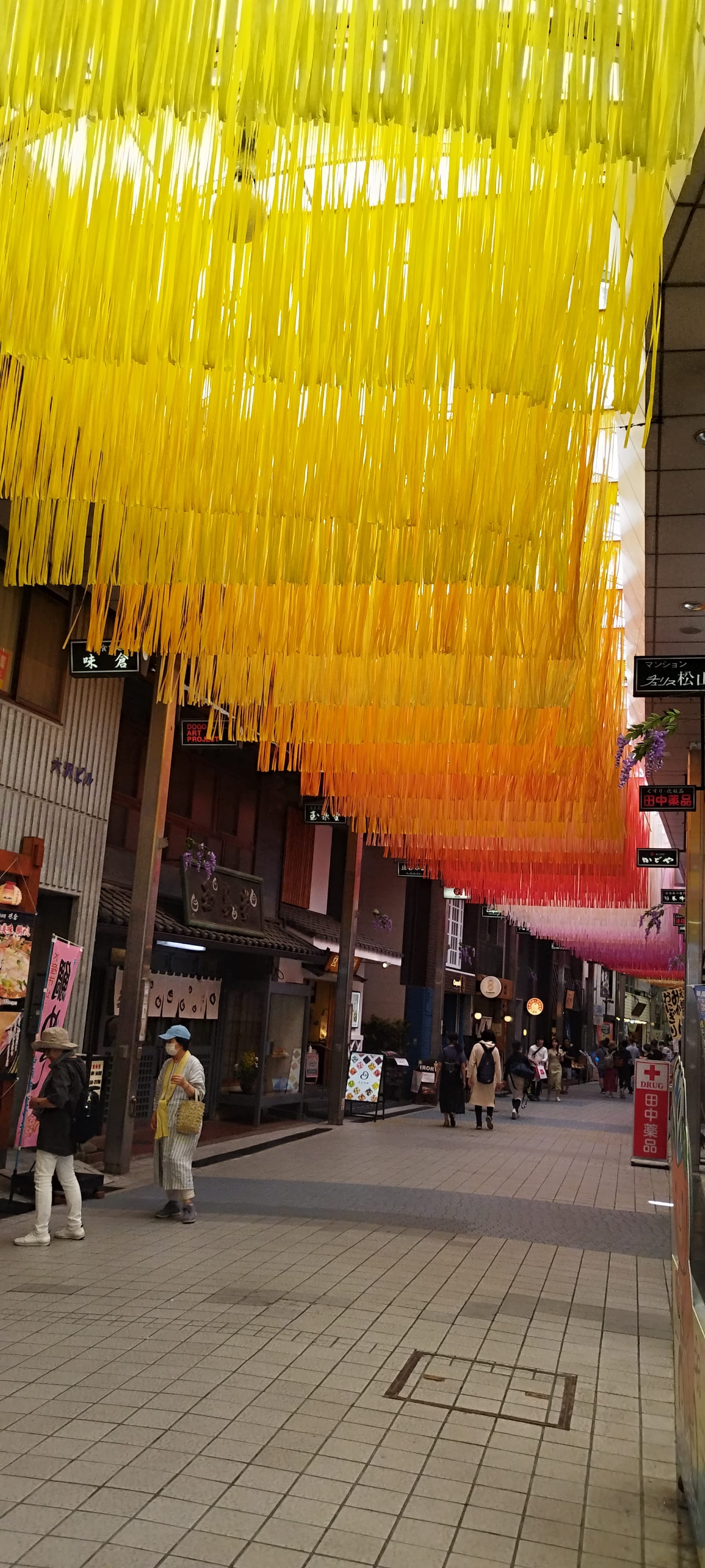 大街道商店街上方的黄色装饰