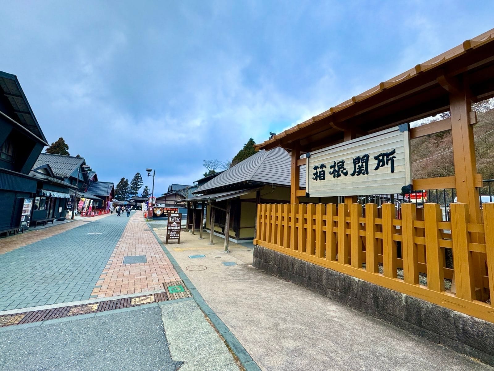 关所内的道路与复原建筑