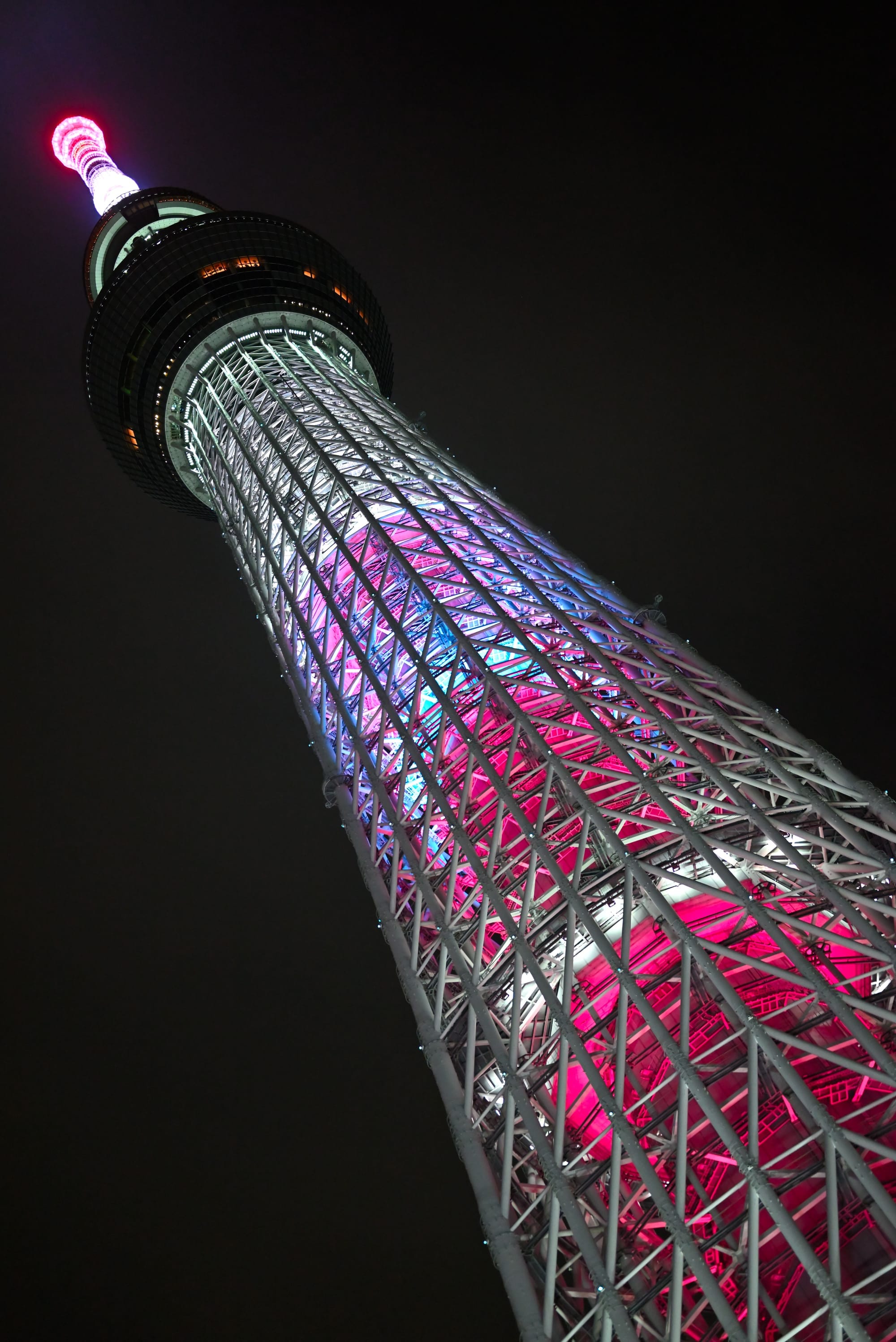 晴空塔《原神》联动的粉红与绿色照明