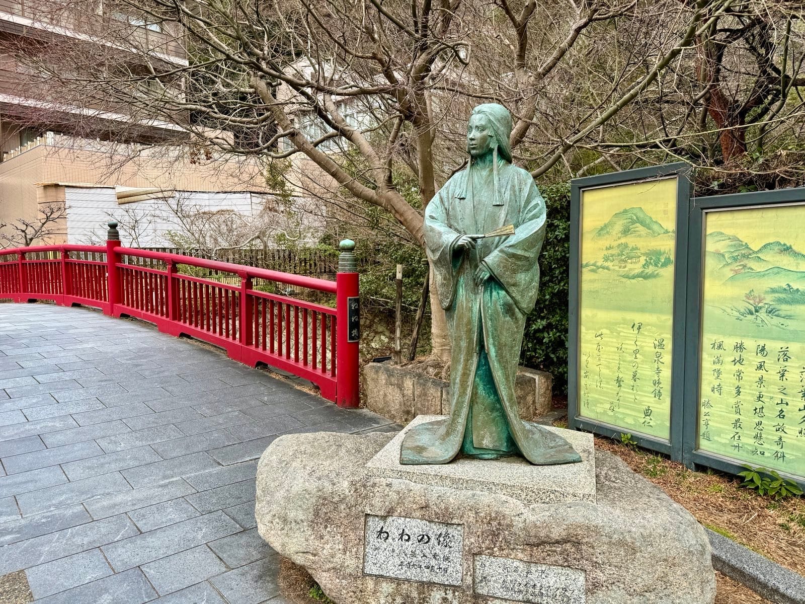 宁宁桥旁的宁宁铜像
