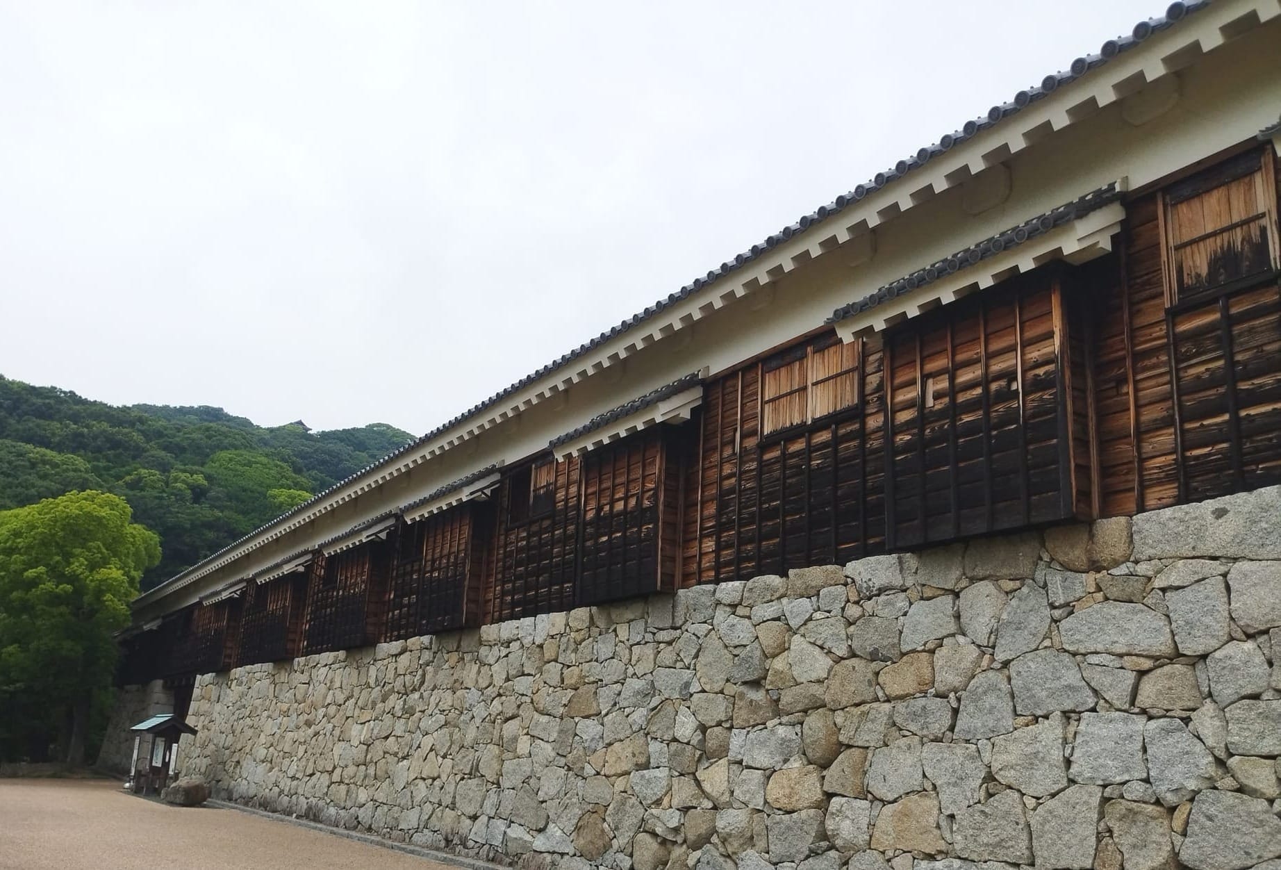 松山城石垣上延伸的木造长墙