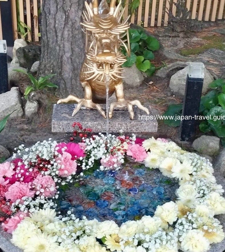白山神社龙形出水口旁的花手水
