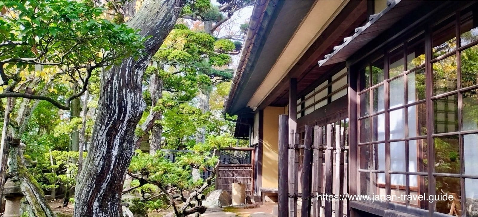 本间家旧本邸沿庭院展开的木廊