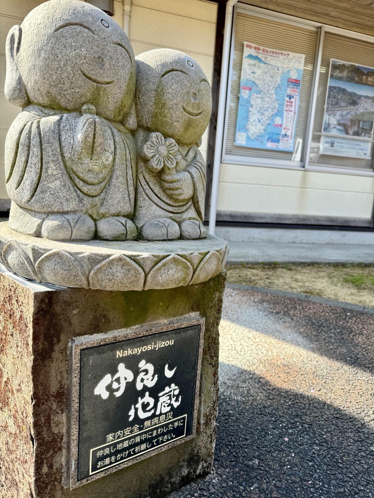 赏樱步道旁的双人地藏石像