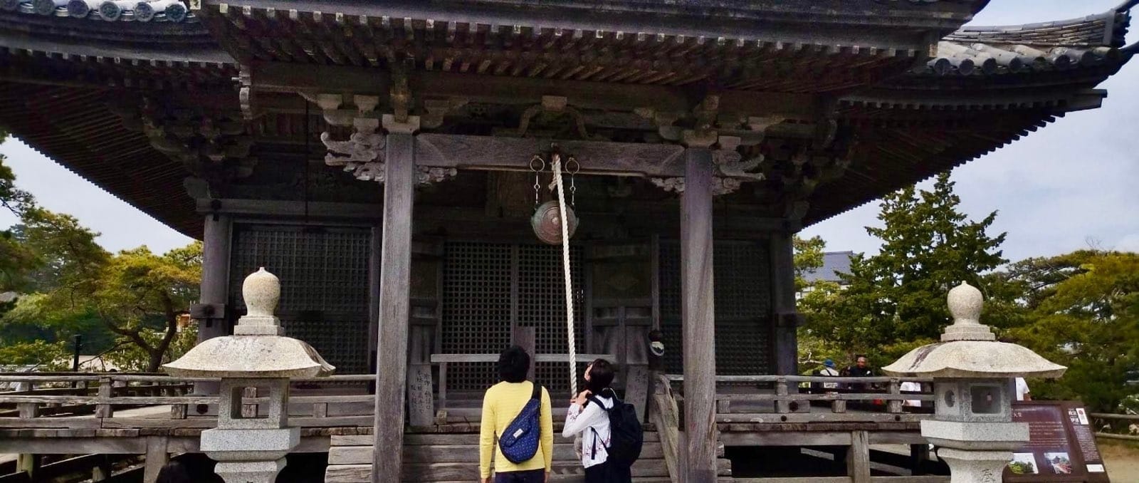 松岛五大堂的木造堂宇与石灯笼