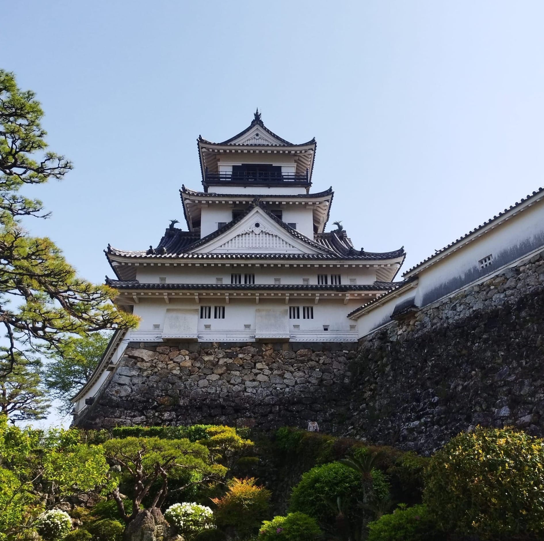 高知城的天守与石垣（©japan-travel.guide）