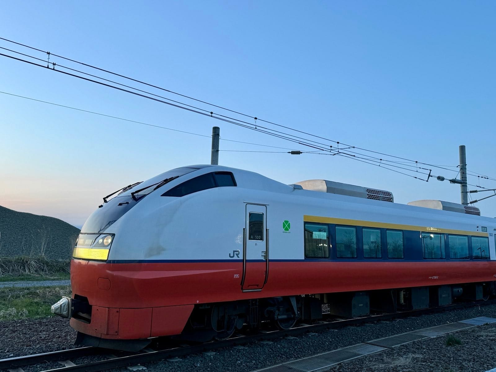 停靠在站台的日本特急列车