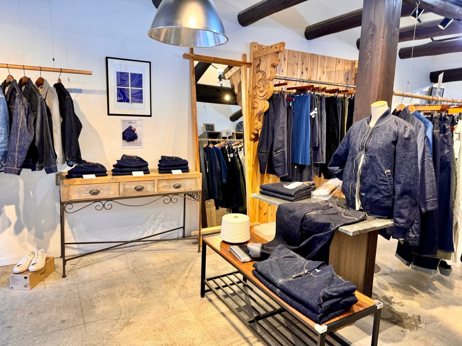 店内陈列的蓝染服装与牛仔裤