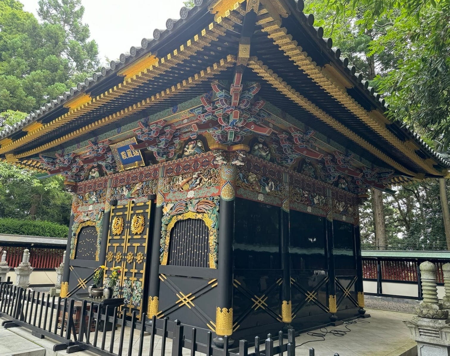 瑞凤殿华丽的金色雕饰与黑色门扉