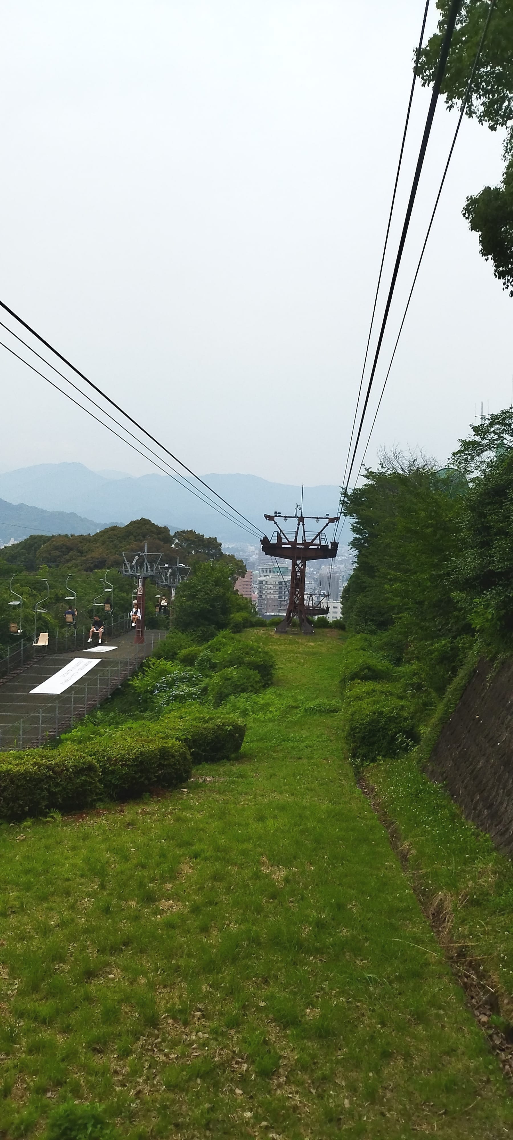 通往松山城山上的空中缆车