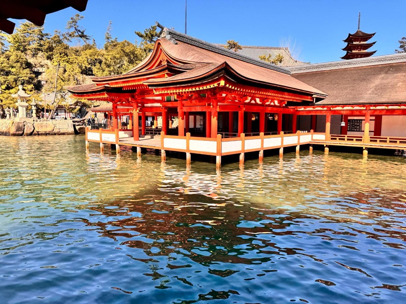 潮水环绕的严岛神社朱红色回廊