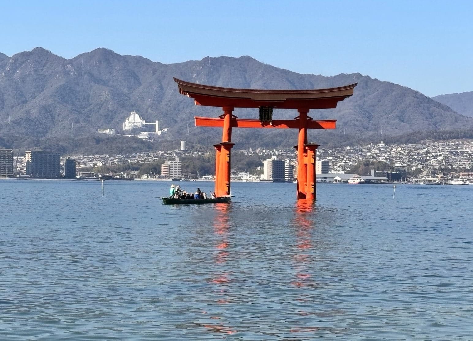 立于海中的严岛神社大鸟居