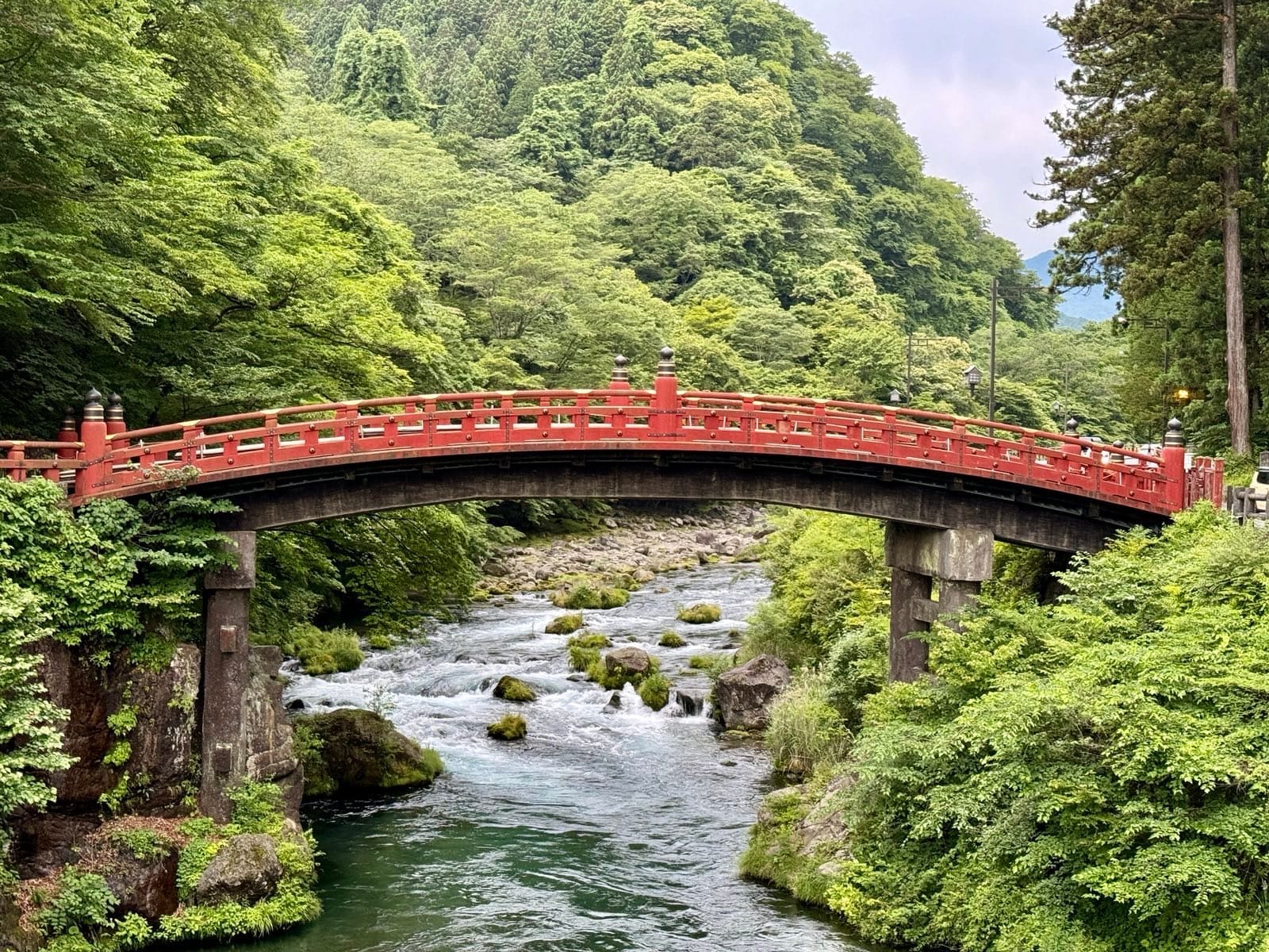 大谷川上的朱红色神桥