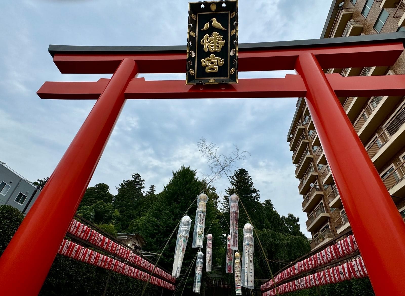 大崎八幡宫鸟居与七夕期间的装饰