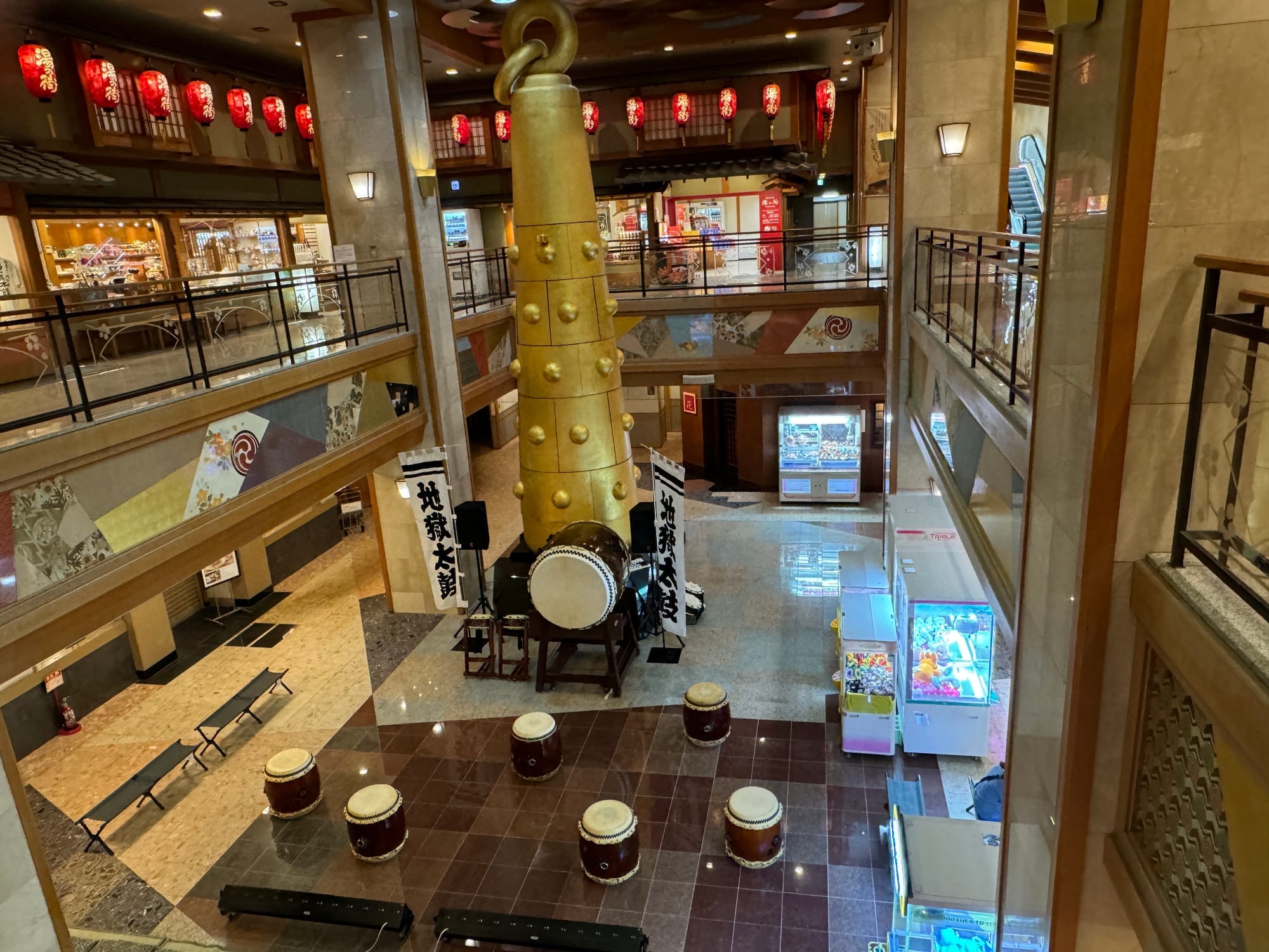 第一泷本馆大厅中的金色巨棒装置