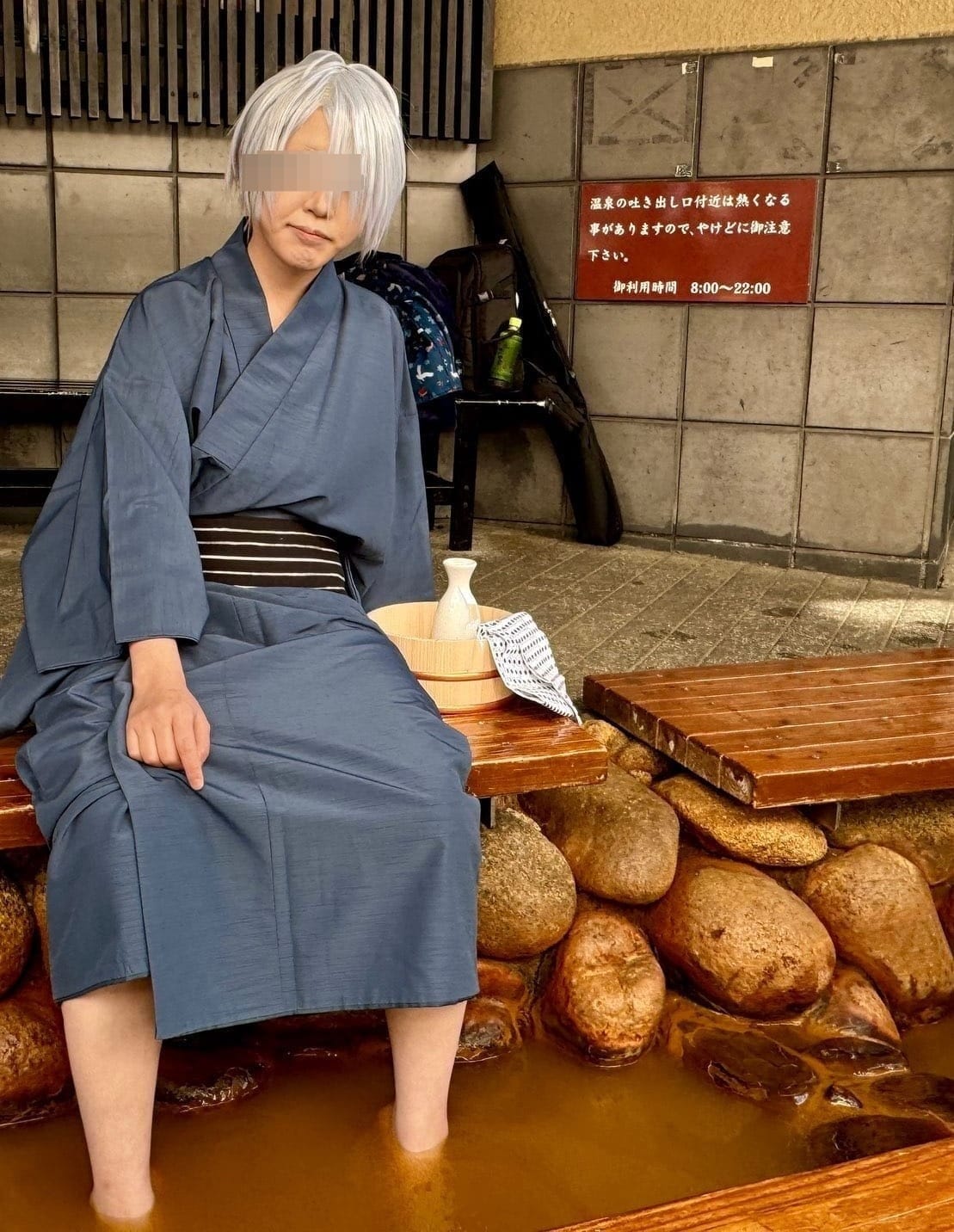 在足汤边拍照的角色扮演者