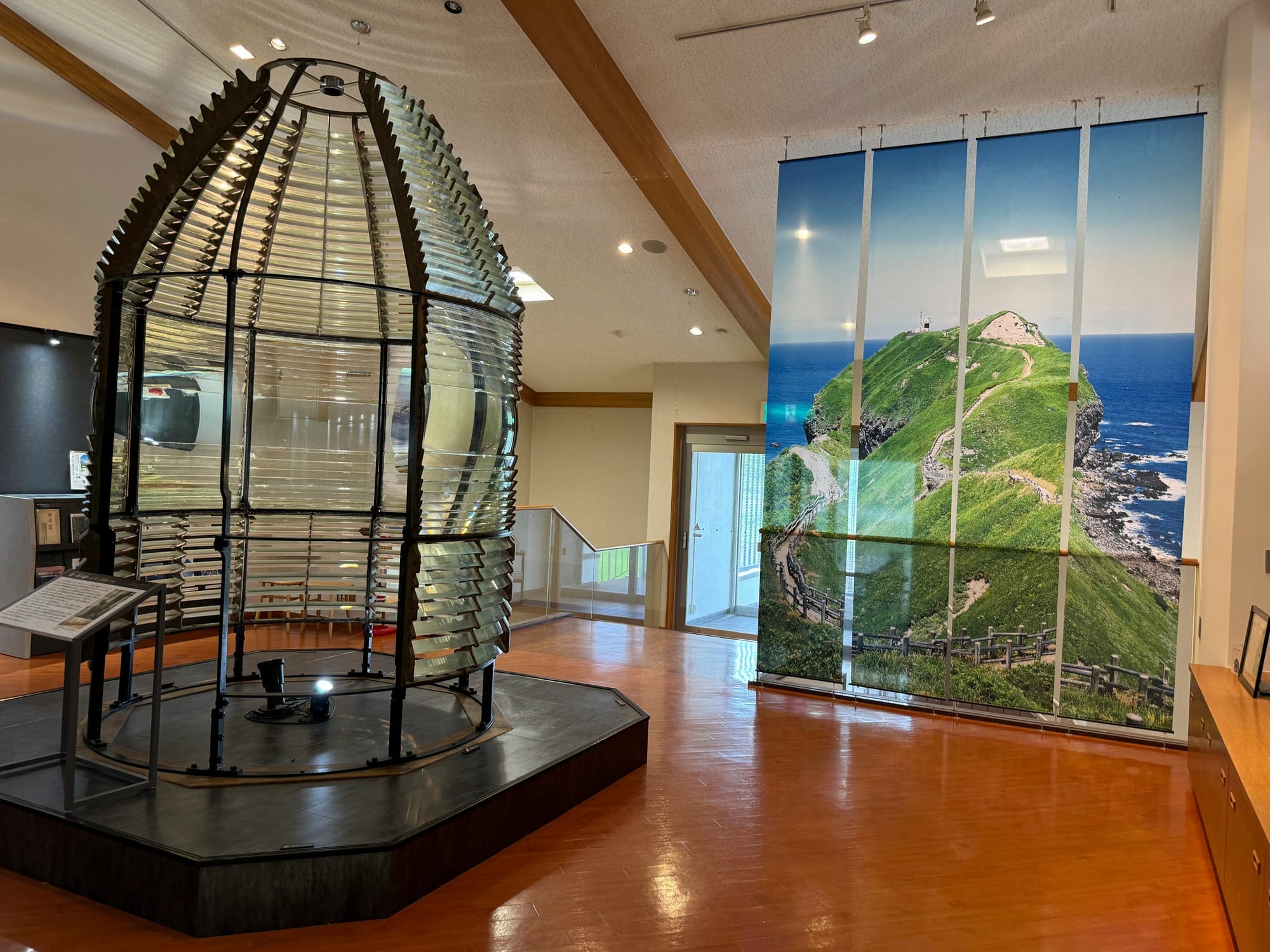展示空间内的灯塔透镜