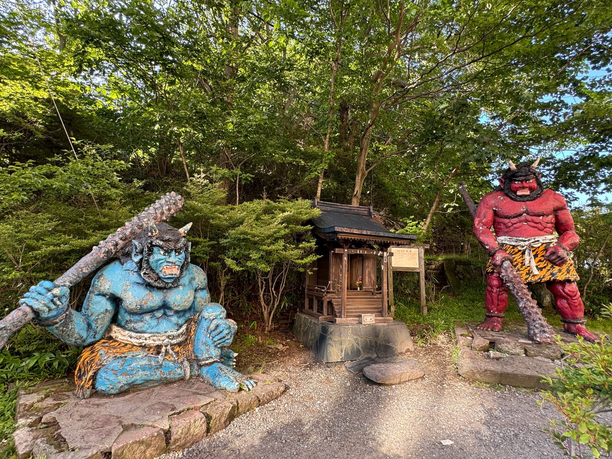 汤泽神社附近的鬼祠与两侧鬼像