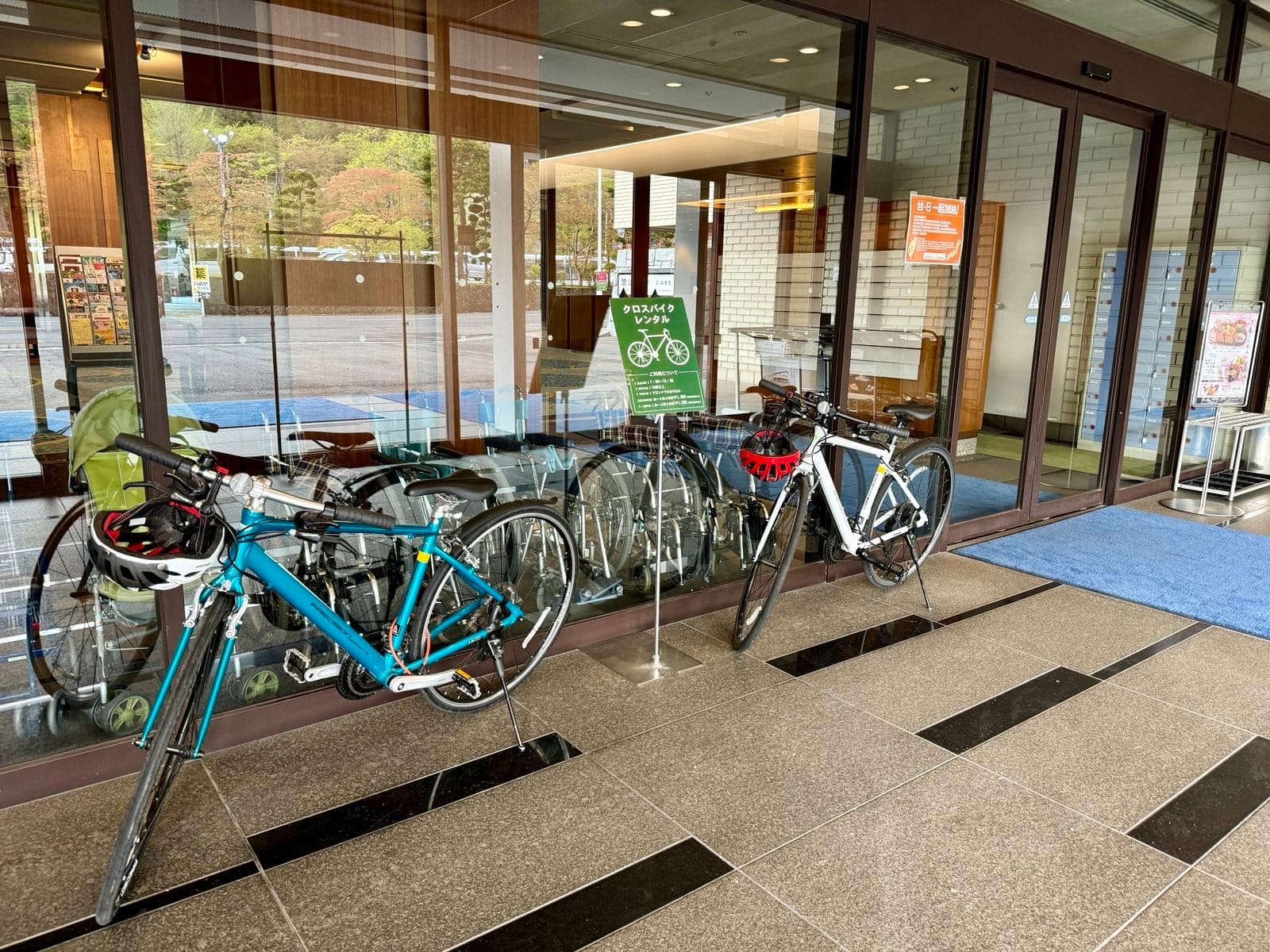 饭店内的租借自行车