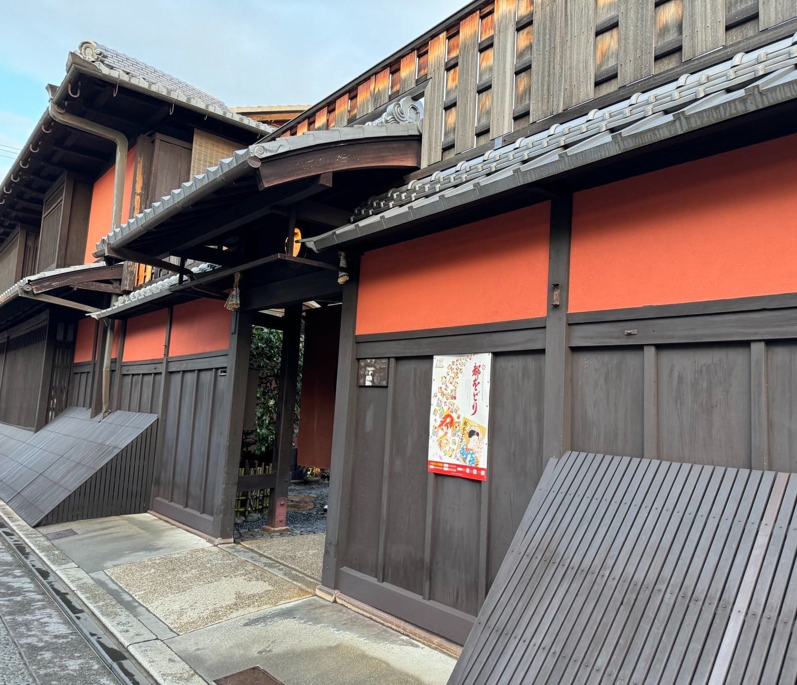 花街传统木造房屋的朱红色格栅