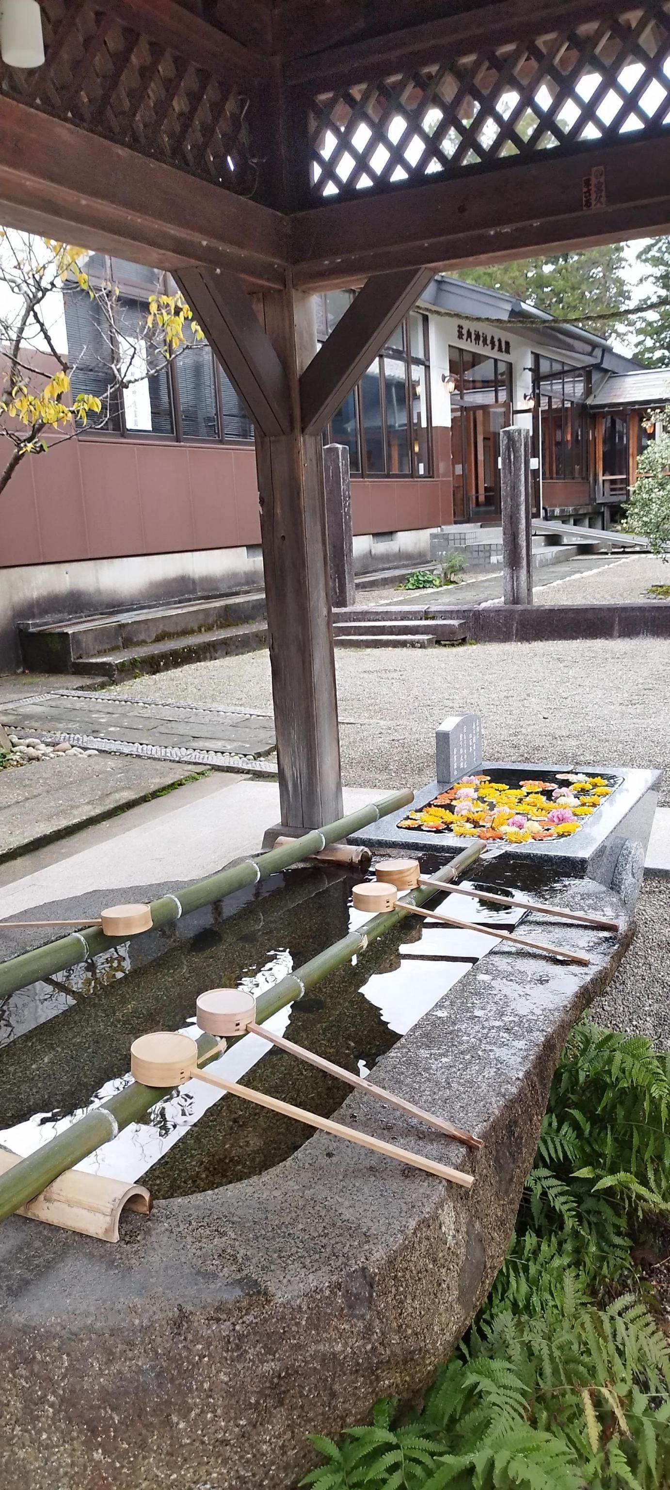神社参拜前净手的手水舍