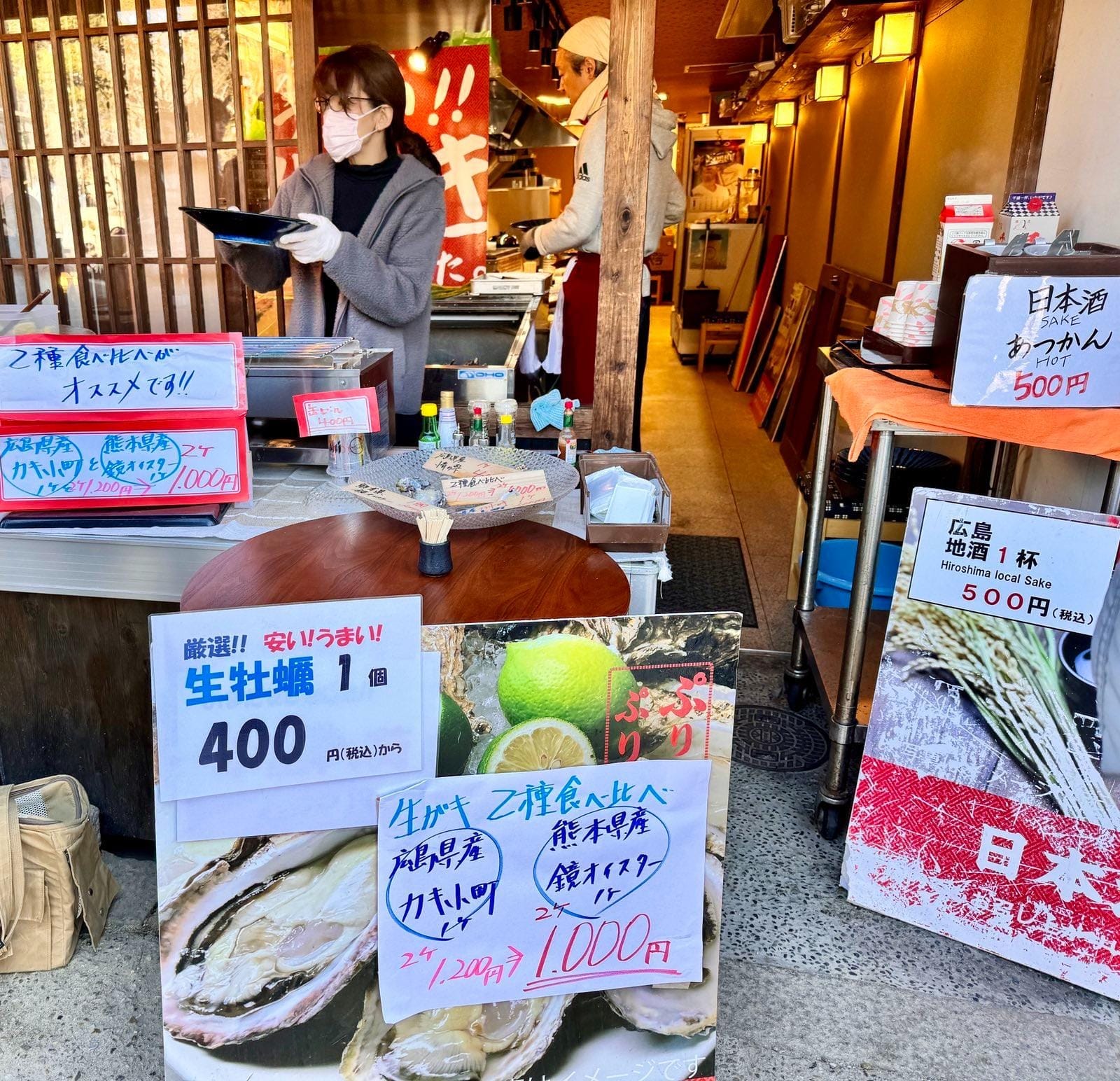 宫岛街头现开牡蛎的摊位