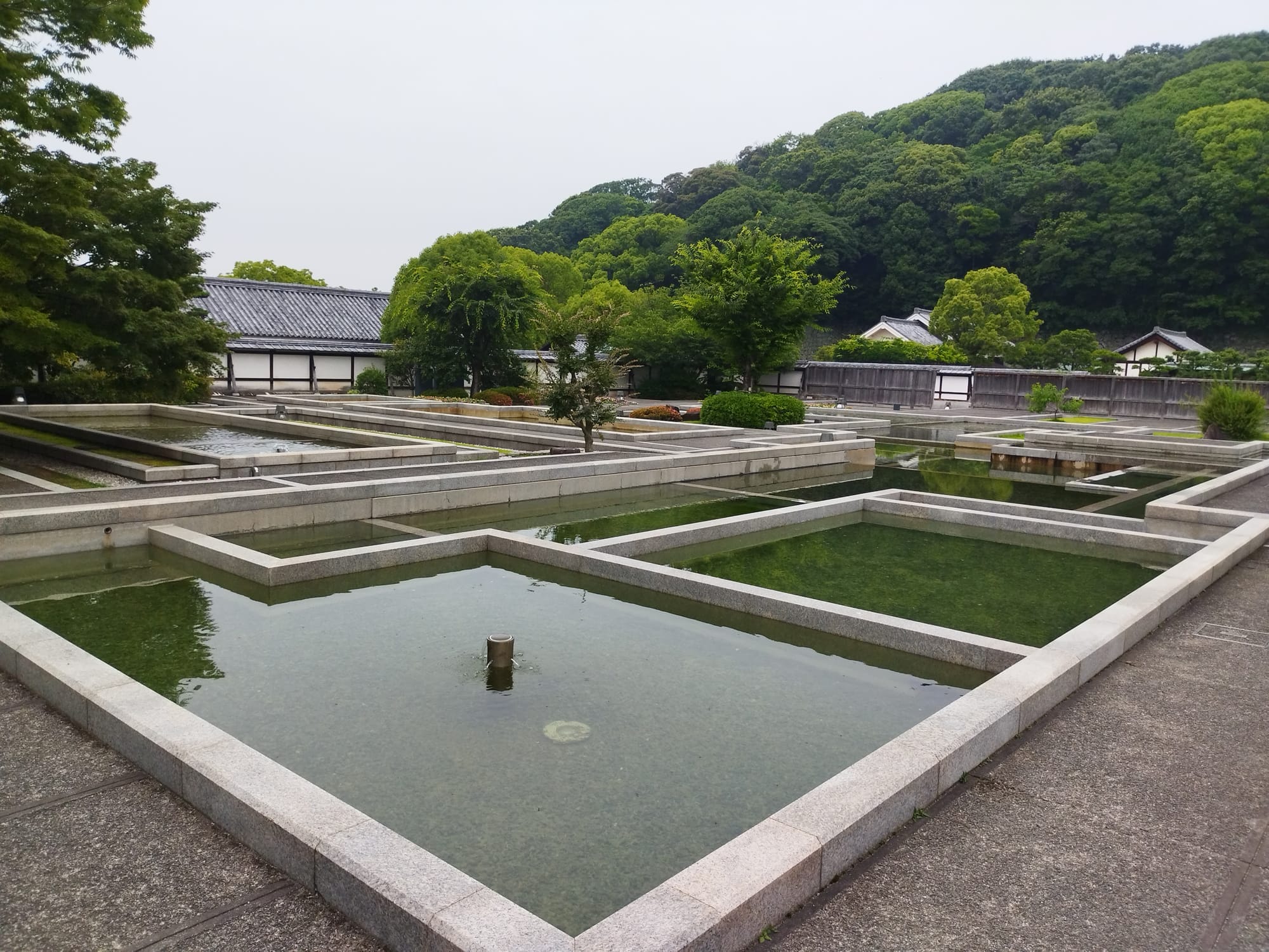 以水池呈现旧宅布局的二之丸史迹庭园