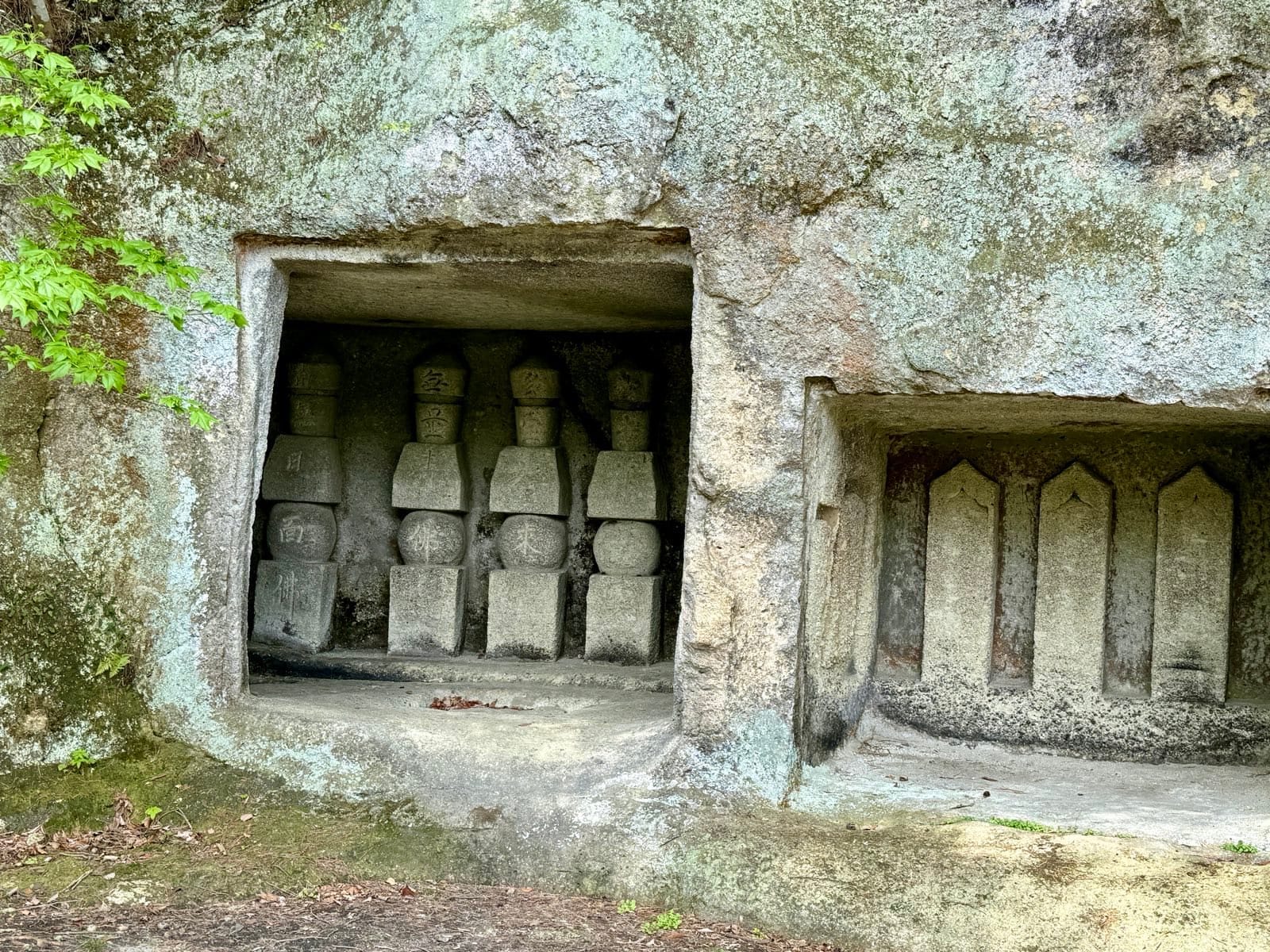 雄岛岩窟内排列的石塔与佛教遗迹