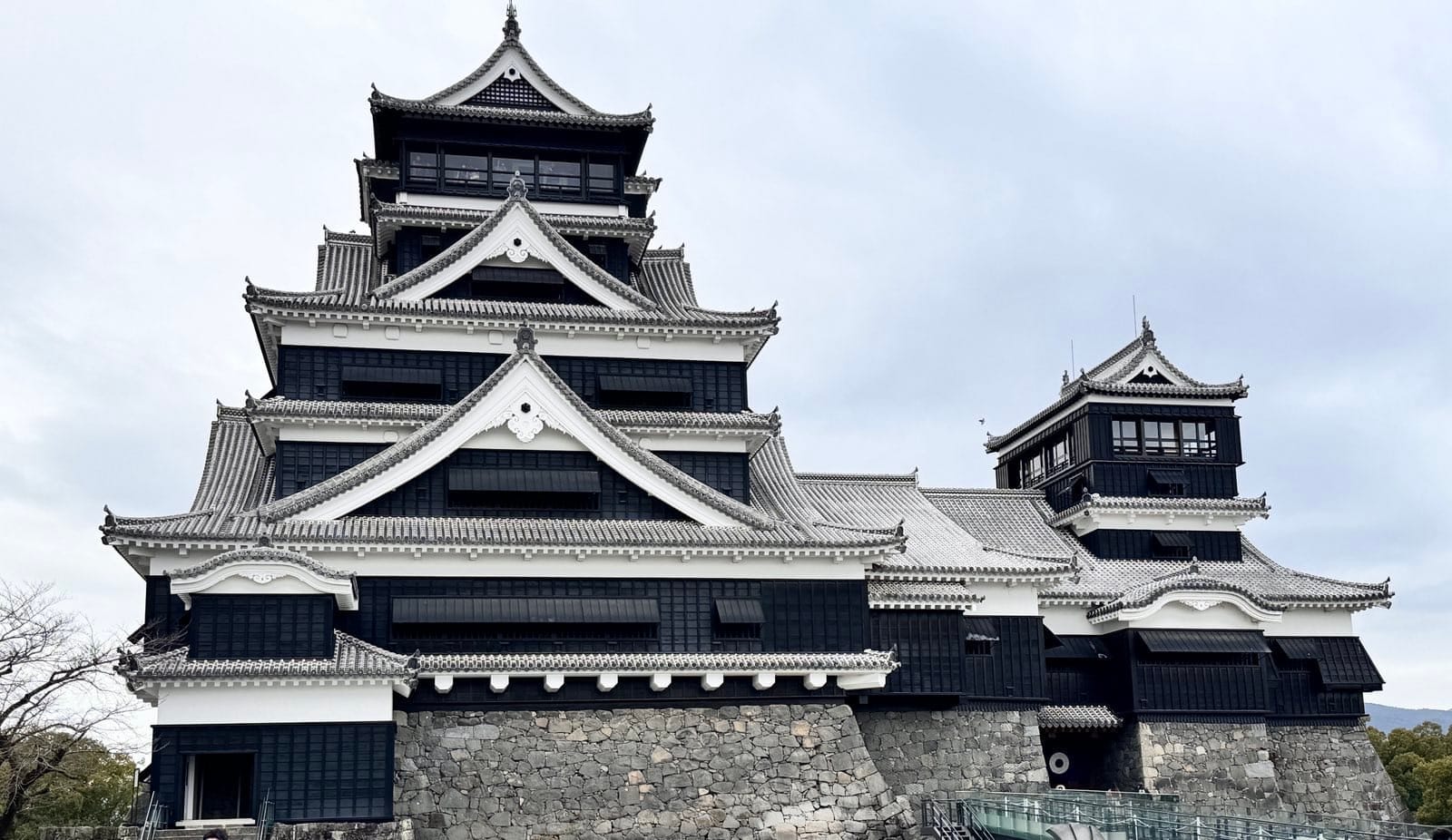 复原后的熊本城大小天守