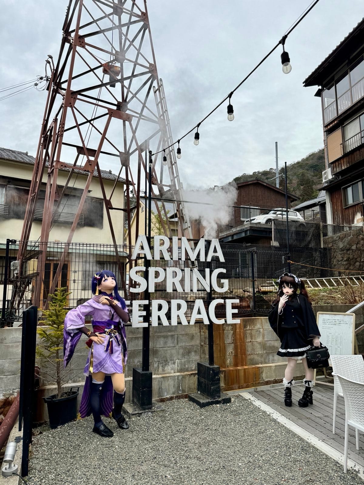 温泉街小路上的角色扮演活动