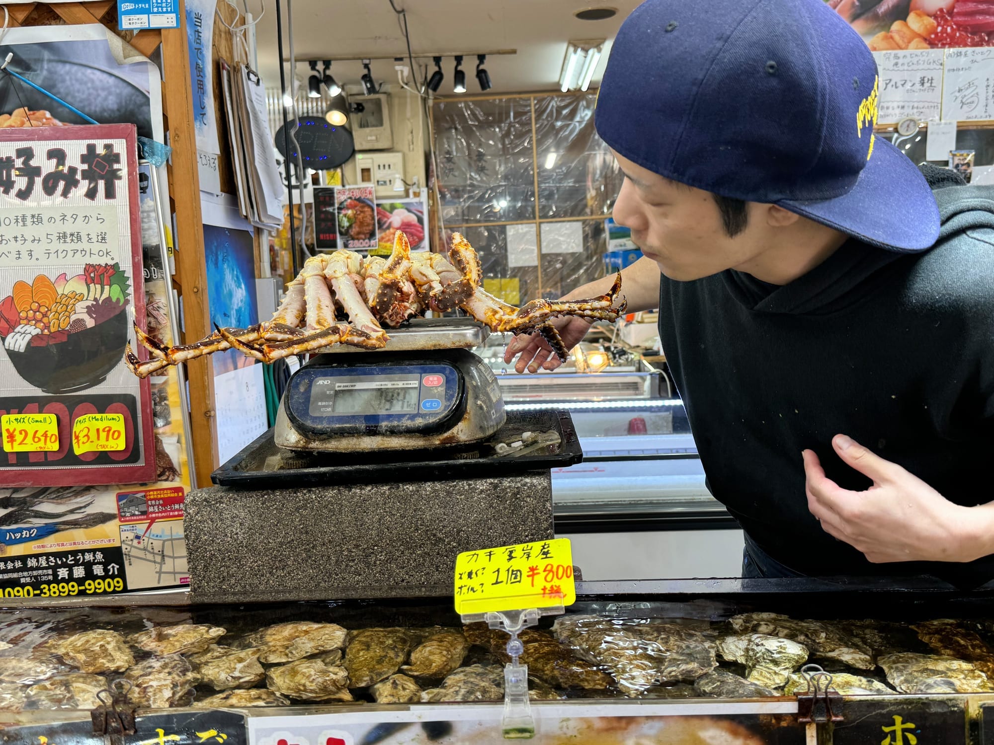 三角市场店内展示的大螃蟹