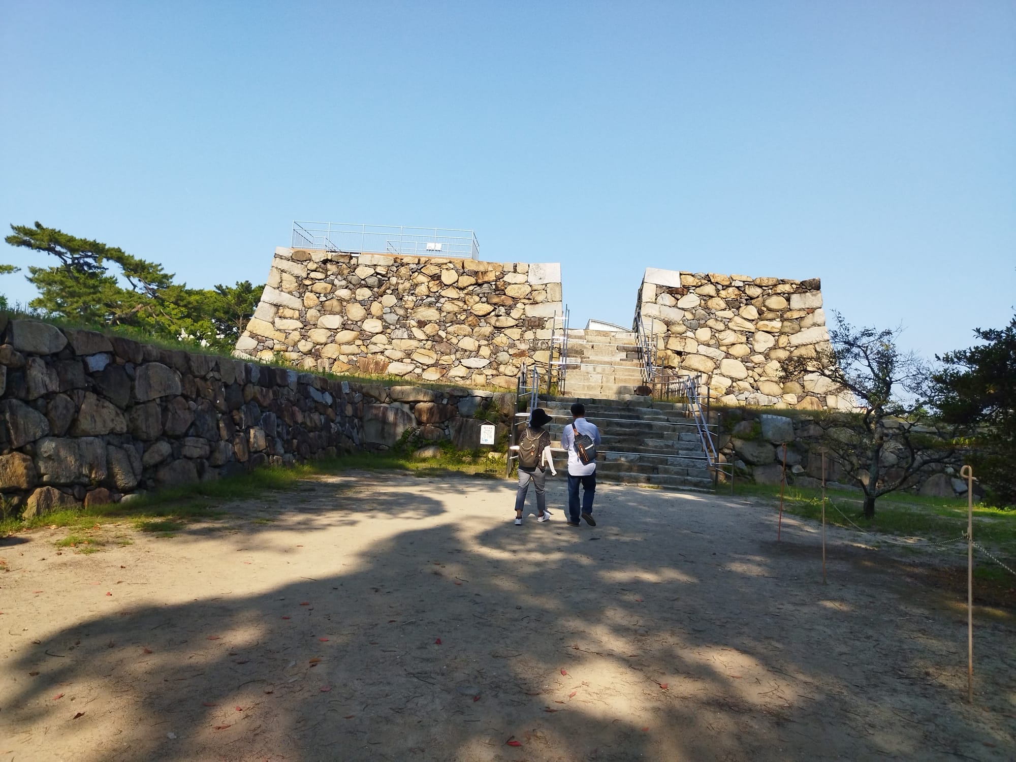 高松城天守台的石垣与步道