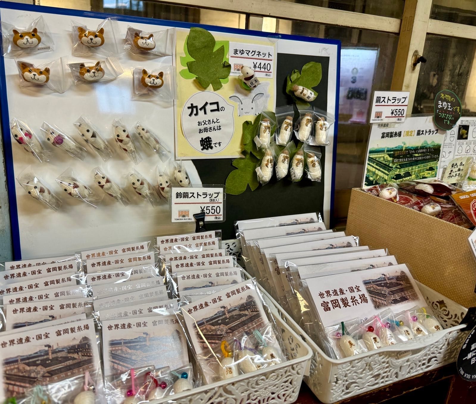 礼品店里的蚕茧工艺品与伴手礼