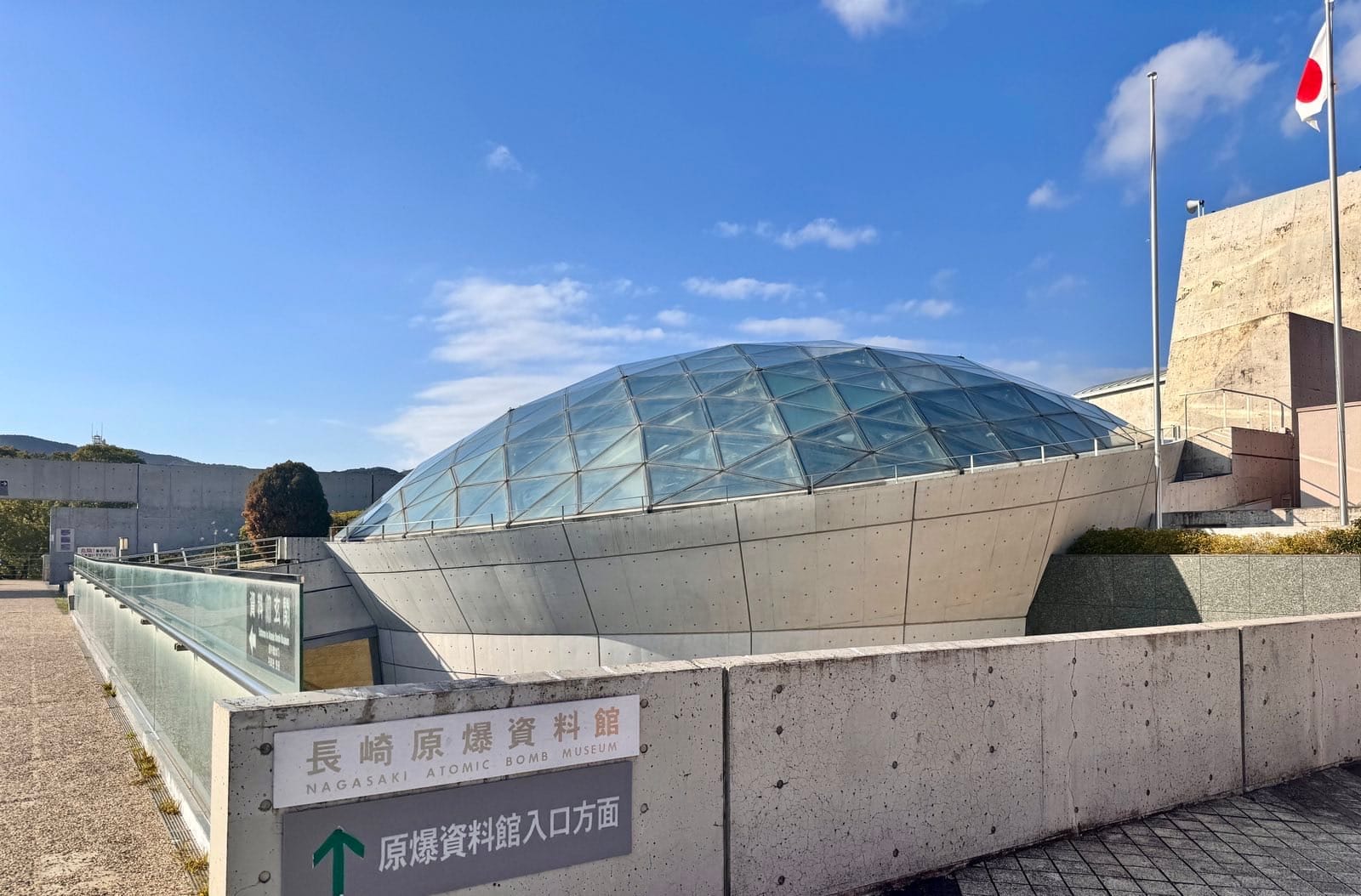长崎原爆资料馆的玻璃穹顶与入口指示